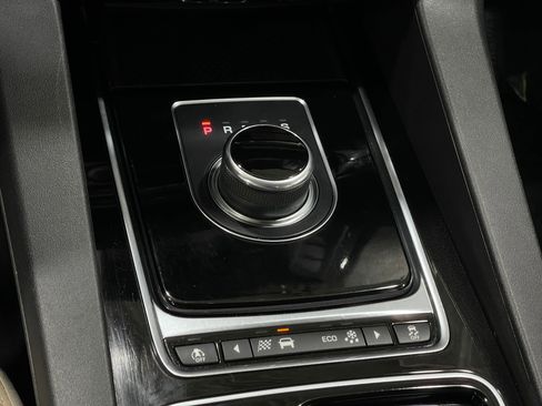 Used 2018 Jaguar F-PACE Premium image 31