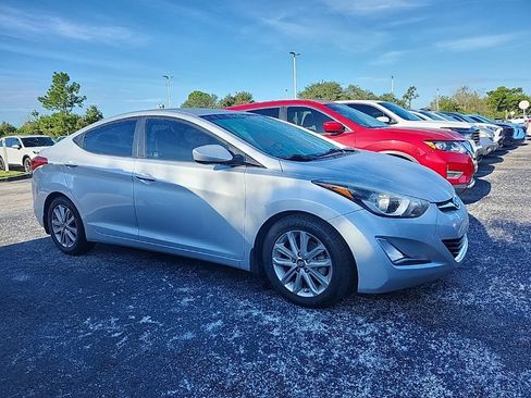 Used 2014 Hyundai Elantra SE w/ Option Group 02 FWD image 2