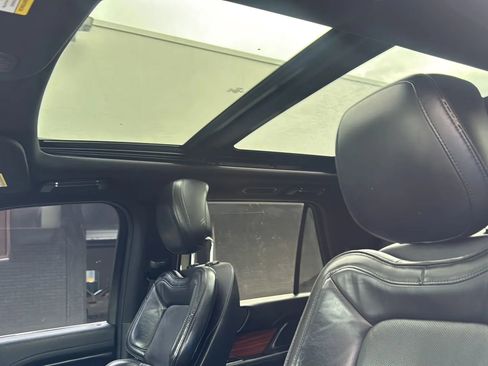Used 2019 Lincoln Navigator Select RWD image 26