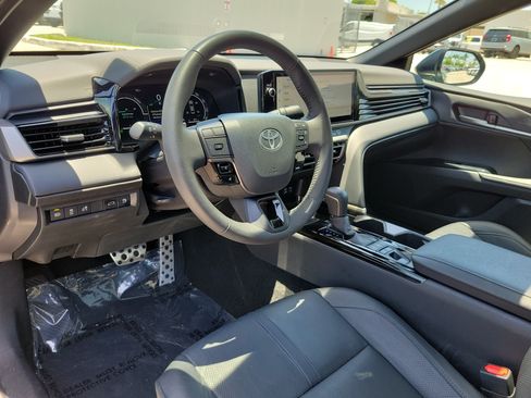 Used 2025 Toyota Camry XSE FWD image 12