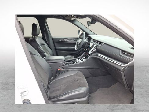 Used 2023 Jeep Grand Cherokee Altitude image 10