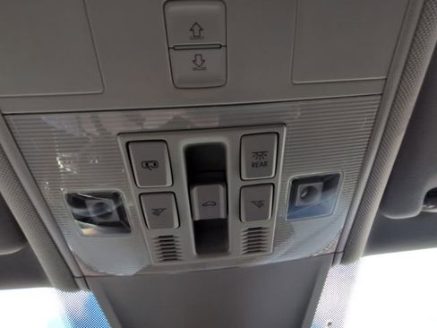 Used 2024 Volkswagen Tiguan SE w/ Panoramic Sunroof Package image 30