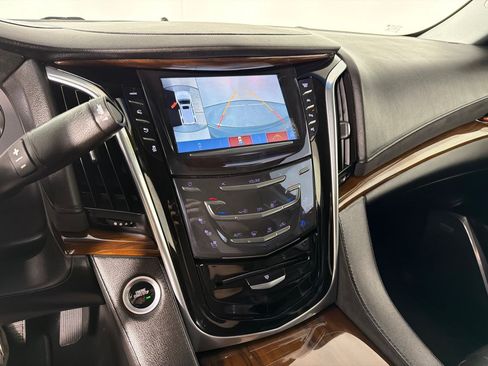 Used 2018 Cadillac Escalade Premium Luxury AWD/4WD image 16
