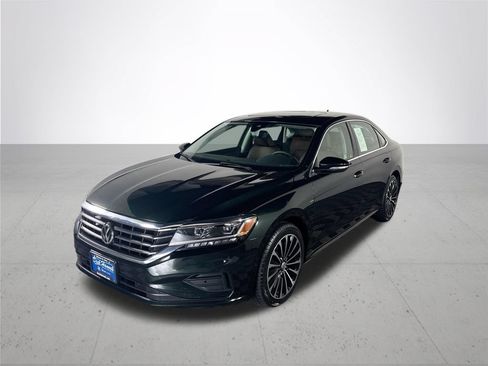 Used 2022 Volkswagen Passat 2.0T FWD image 2