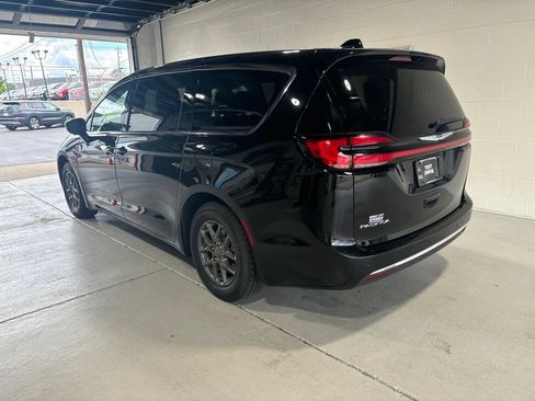 Used 2024 Chrysler Pacifica Touring-L FWD image 6