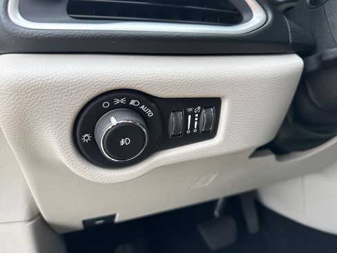 Used 2019 Chrysler Pacifica Touring Plus w/ Advanced Safetytec Group FWD image 32