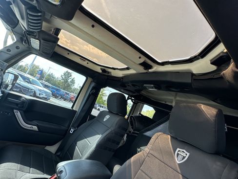 Used 2011 Jeep Wrangler Unlimited Rubicon image 9