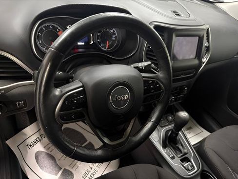 Used 2019 Jeep Cherokee Latitude w/ Cold Weather Group AWD/4WD image 18