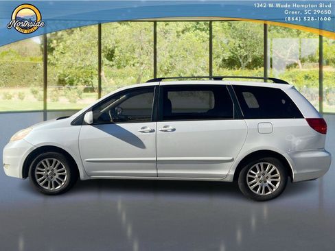 Used 2010 Toyota Sienna XLE image 12