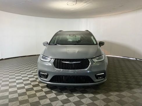 Used 2022 Chrysler Pacifica Touring-L FWD image 2
