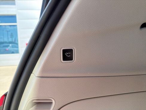 Used 2023 Chrysler Pacifica Touring-L FWD image 10