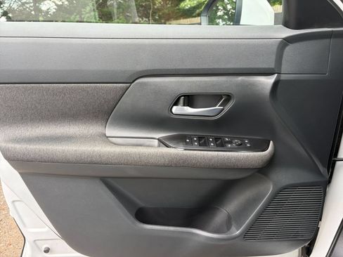 Used 2025 Nissan Kicks SV AWD/4WD image 18