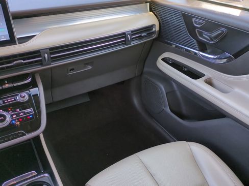 Used 2021 Lincoln Corsair AWD w/ Equipment Group 101A image 17