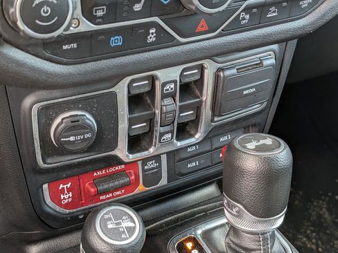 Used 2024 Jeep Wrangler Unlimited AWD/4WD image 18