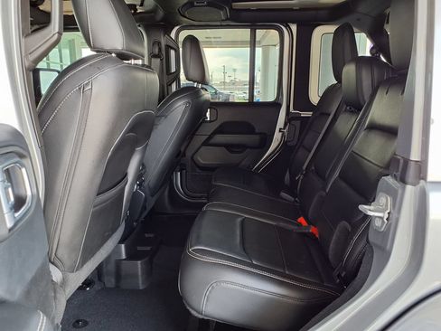 Used 2019 Jeep Wrangler Unlimited Sahara AWD/4WD image 13