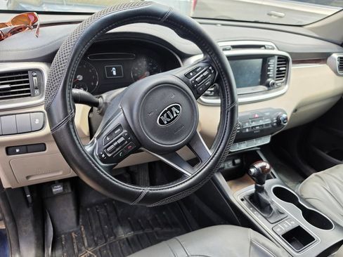 Used 2017 Kia Sorento AWD w/ LX Convenience Package image 4