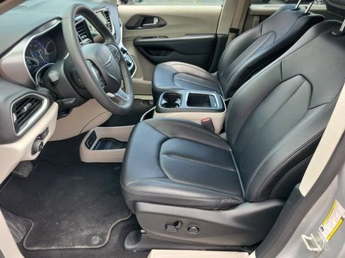 Used 2024 Chrysler Pacifica Touring-L FWD image 11
