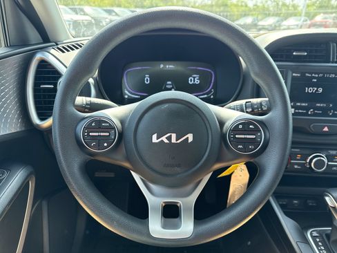 Used 2025 Kia Soul LX w/ LX Technology Package FWD image 11