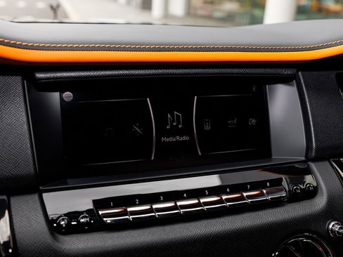 Used 2022 Rolls-Royce Cullinan Black Badge w/ Dark Exterior Package image 30