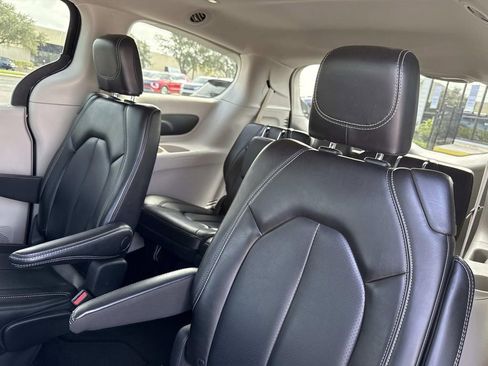 Used 2023 Chrysler Pacifica Touring-L image 14