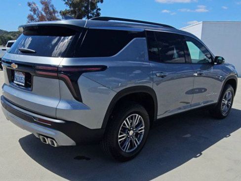 Used 2026 Chevrolet Traverse LT w/ Driver Confidence Package FWD image 8