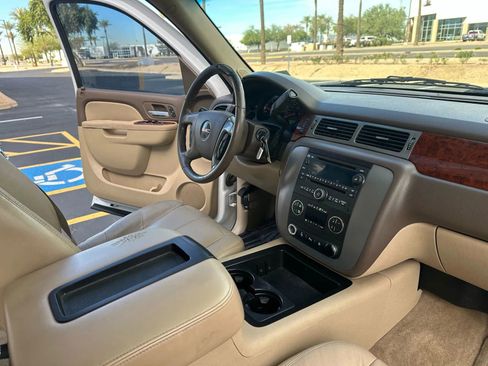 Used 2011 GMC Yukon XL SLT w/ SLT-2 Equipment Package image 21