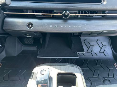 Used 2025 Nissan Ariya AWD image 29