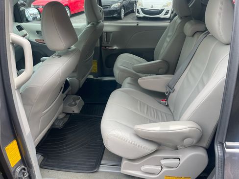 Used 2014 Toyota Sienna XLE image 28