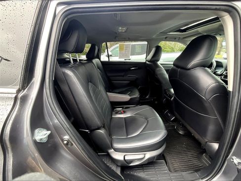 Used 2024 Toyota Highlander XLE image 16