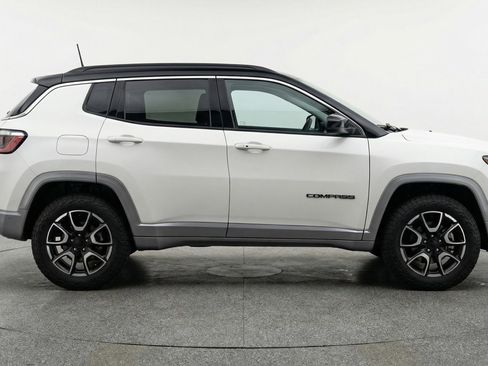 Used 2025 Jeep Compass Trailhawk AWD/4WD image 11