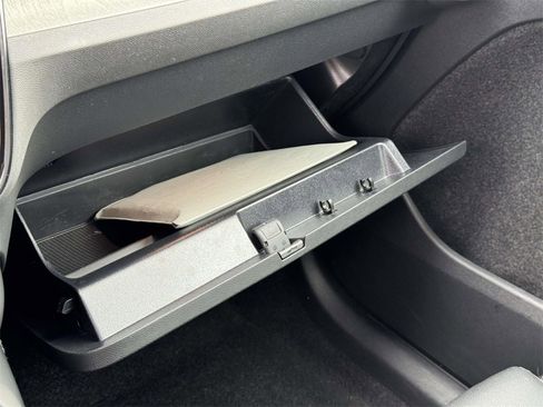 Used 2025 Volvo XC40 B5 Plus image 30