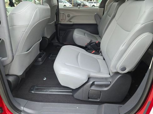 Used 2023 Toyota Sienna XLE image 21