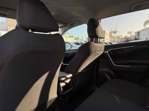 Used 2019 Toyota RAV4 LE w/ Carpet Mat Package image 15