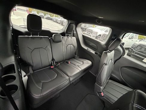 New 2026 Chrysler Pacifica Select image 34
