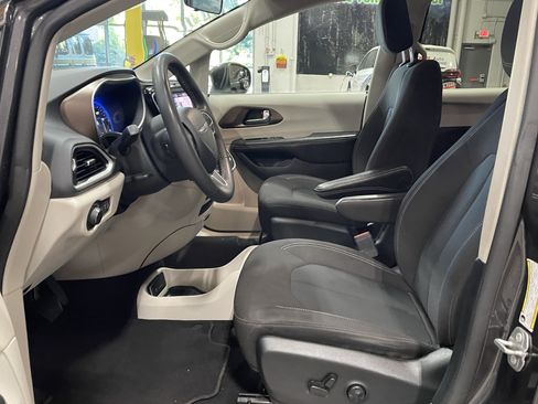 Used 2022 Chrysler Voyager LX FWD image 11