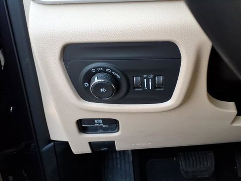 Used 2022 Jeep Grand Cherokee Limited image 21