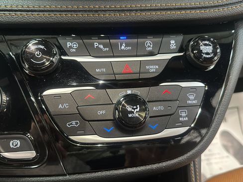 Used 2021 Chrysler Pacifica Pinnacle AWD/4WD image 24