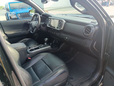 Used 2021 Toyota Tacoma TRD Off-Road w/ TRD Premium Off Road Package AWD/4WD image 19