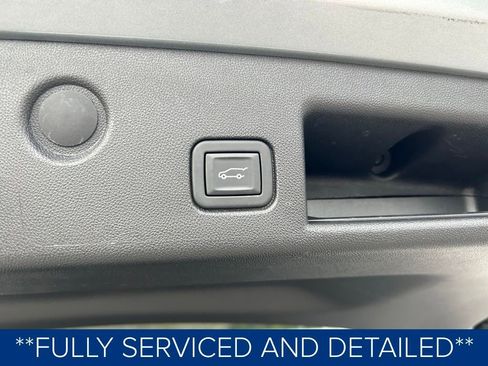 Used 2023 Chevrolet Equinox LT w/ Driver Convenience Package image 9