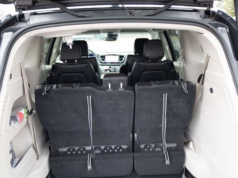 Used 2023 Chrysler Pacifica Touring-L image 24