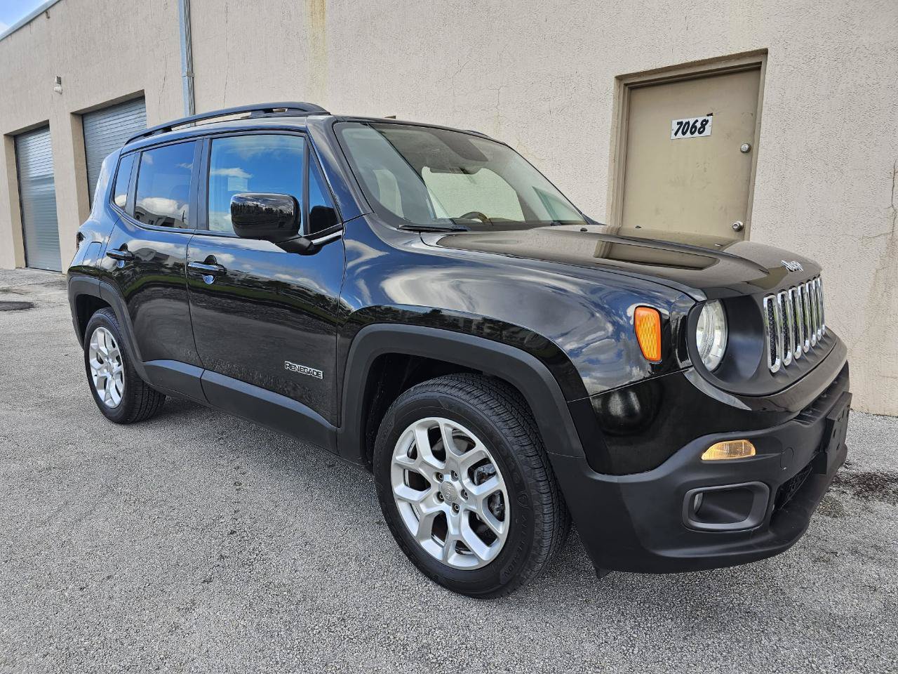 Used 2015 Jeep Renegade Latitude FWD image 6