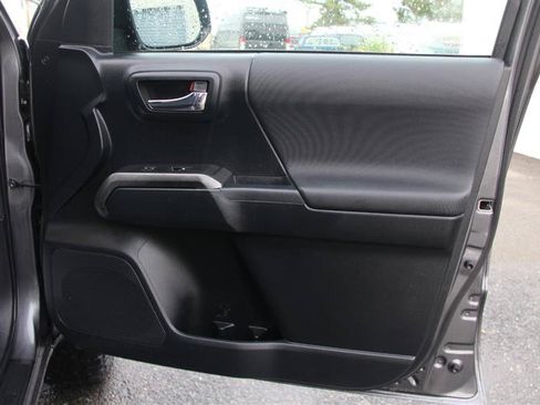 Used 2016 Toyota Tacoma TRD Off-Road w/ Premium & Technology Package AWD/4WD image 18