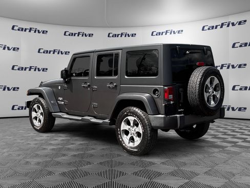Used 2018 Jeep Wrangler Unlimited Sahara w/ Connectivity Group AWD/4WD image 3