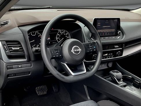 Used 2023 Nissan Rogue SV image 16