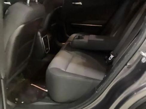 Used 2017 Dodge Charger SE RWD image 5