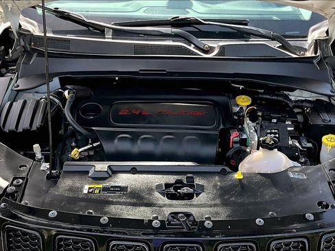 Used 2018 Jeep Compass Latitude FWD image 36