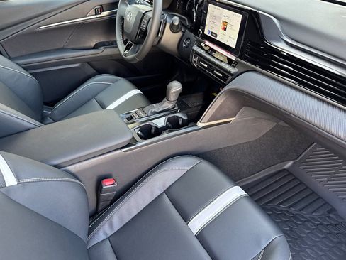 Used 2026 Toyota Camry Hybrid FWD image 16