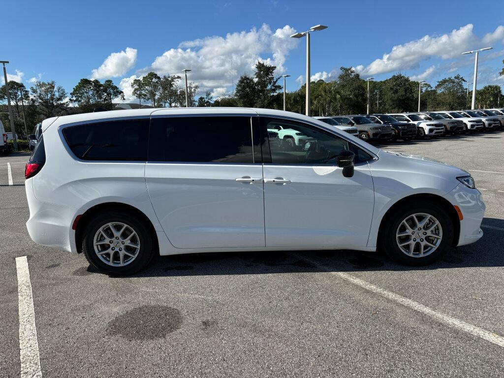 Used 2024 Chrysler Pacifica Touring-L FWD image 2
