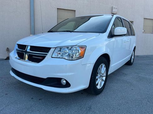 Used 2018 Dodge Grand Caravan SXT image 3
