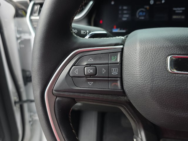 Used 2025 Jeep Grand Cherokee Altitude RWD image 15